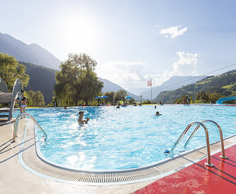 Swimming & 
sunbathing